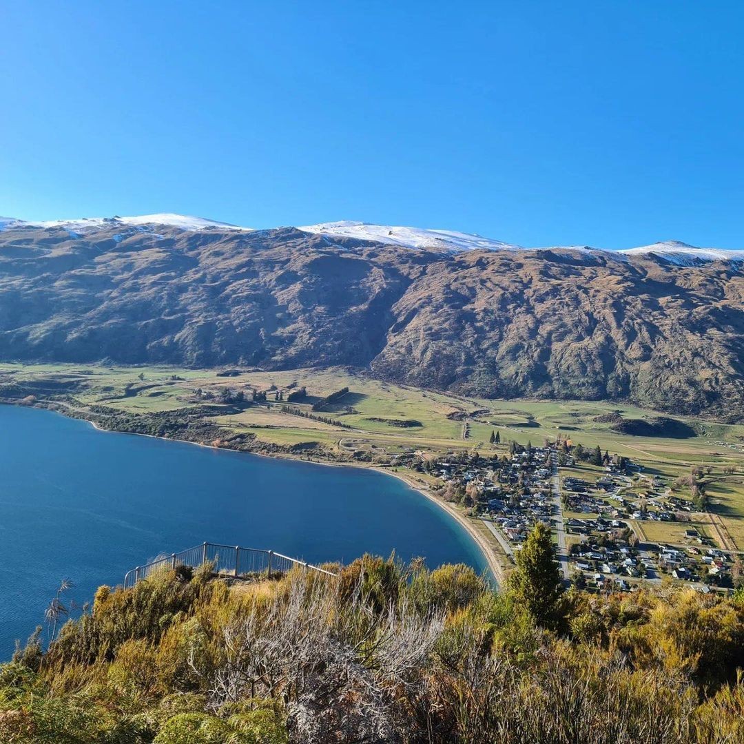 An amazing viewpoint looking out over Kingston, Lake Whakatipu and the surrounding mountains.