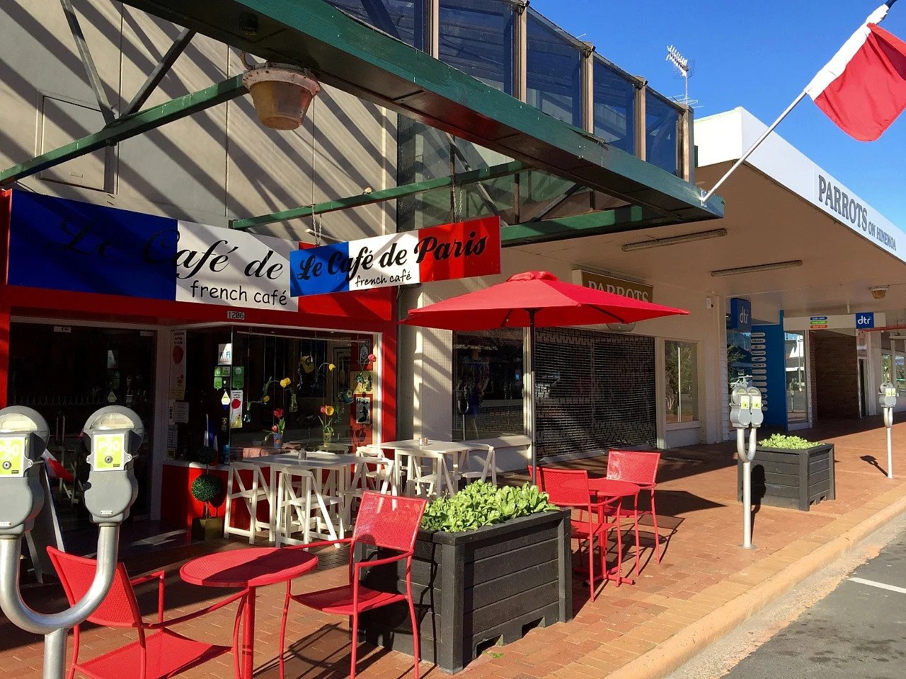An exterior photo of Le Cafe De Paris in Rotorua.