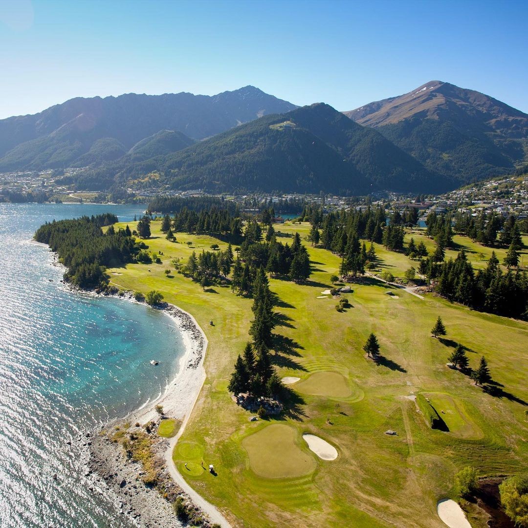 An aerial photo of the magnificent Queenstown Golf Club located on the Kelvin Heights Peninsula.