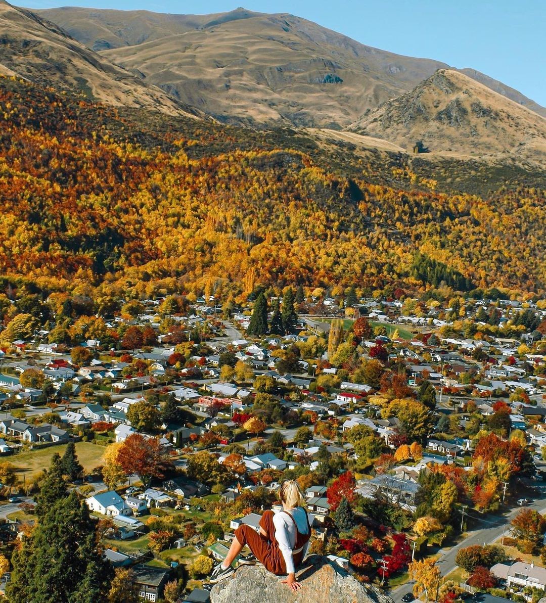 Arrowtown in all its Autumn glory as seen from the top of the Feehly Hill Walk.