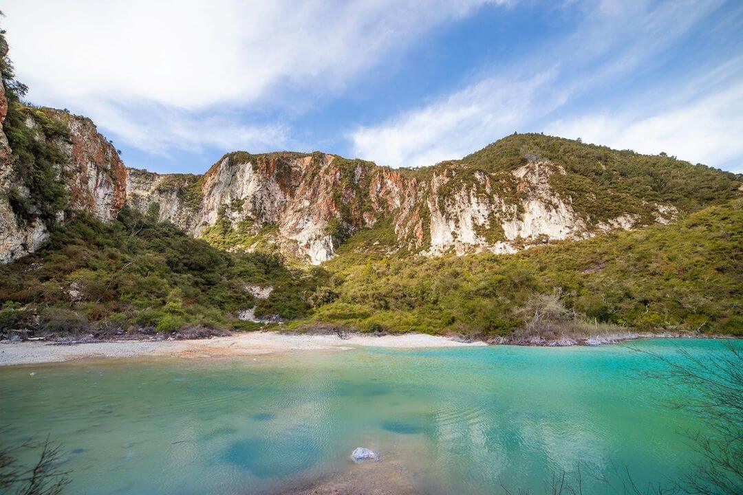 Stunning shot of the Blue Lake and the Rainbow Mountains in Rotorua.