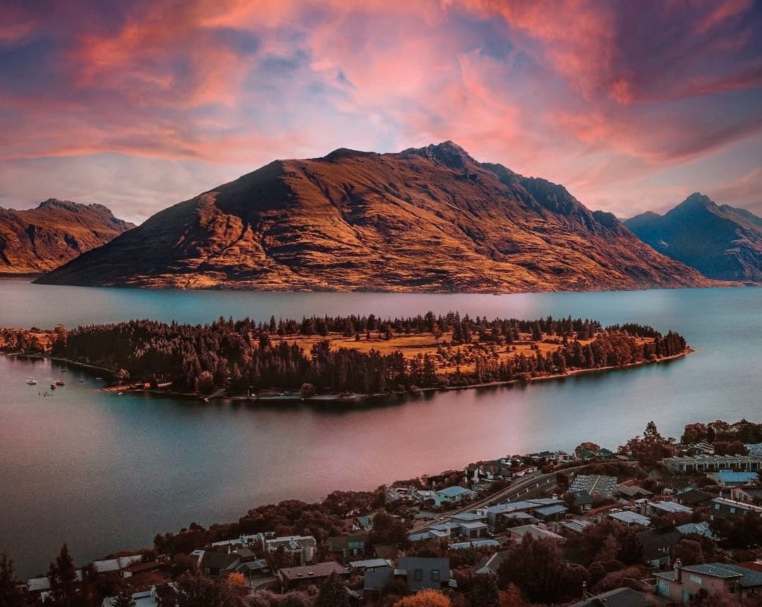 A mesmerising sunset shot of Cecil Peak in Queenstown, New Zealand.