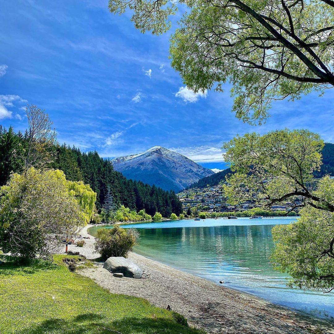 Turquoise waters glisten in the sun at Kelvin Heights Queenstown.
