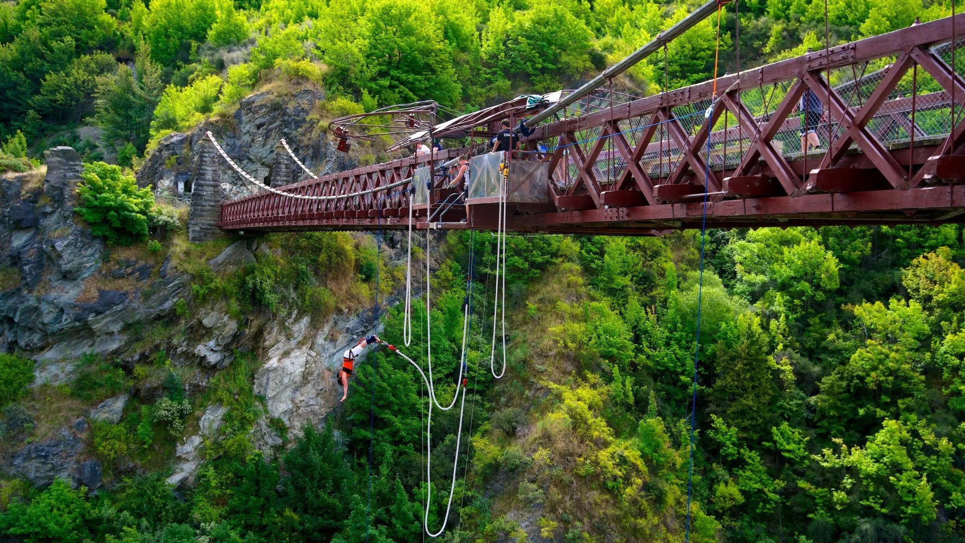 Person bungy jumping off Kawarau Bridge.