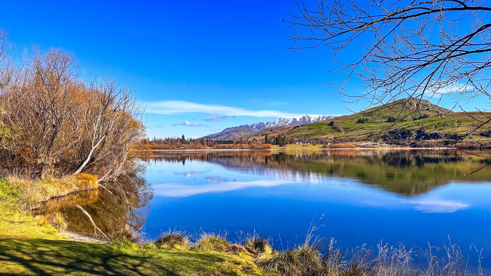 Lake Hayes with mountains in distance.
